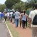 Brasília - Estudantes chegam para fazer as provas no segundo dia do Exame Nacional do Ensino Médio (Enem). (Valter Campanato/Agência Brasil)