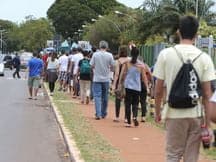 Brasília - Estudantes chegam para fazer as provas no segundo dia do Exame Nacional do Ensino Médio (Enem). (Valter Campanato/Agência Brasil)