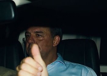 Rio de Janeiro - O ex-governador do Rio de Janeiro Sérgio Cabral é levado preso na operação Lava Jato em viatura da Polícia Federal na sede na Praça Mauá (Fernando Frazão/Agência Brasil)