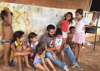Empresário acreano realiza ação social com crianças do bairro Caladinho
