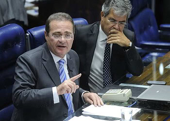 O presidente do Senado, Renan Calheiros, anuncia corte de terceirizados e modernização na Comunicação do Senado. À direita, o senador Jorge Viana (PT-AC)