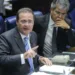 O presidente do Senado, Renan Calheiros, anuncia corte de terceirizados e modernização na Comunicação do Senado. À direita, o senador Jorge Viana (PT-AC)