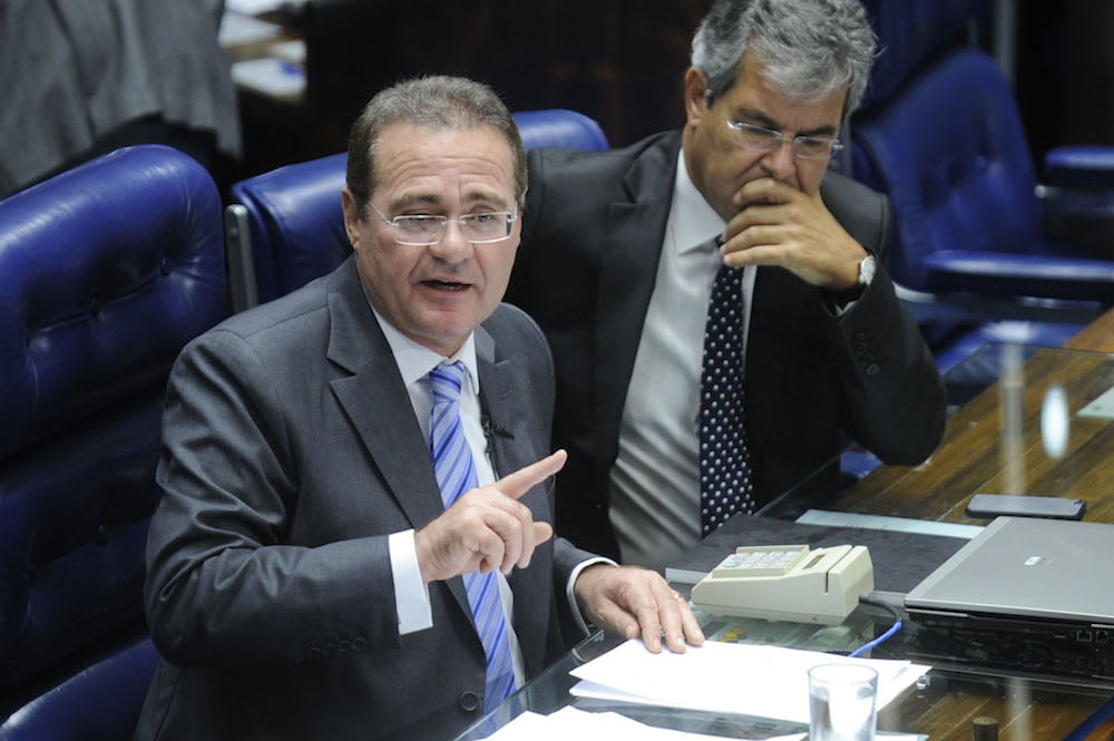 O presidente do Senado, Renan Calheiros, anuncia corte de terceirizados e modernização na Comunicação do Senado. À direita, o senador Jorge Viana (PT-AC)