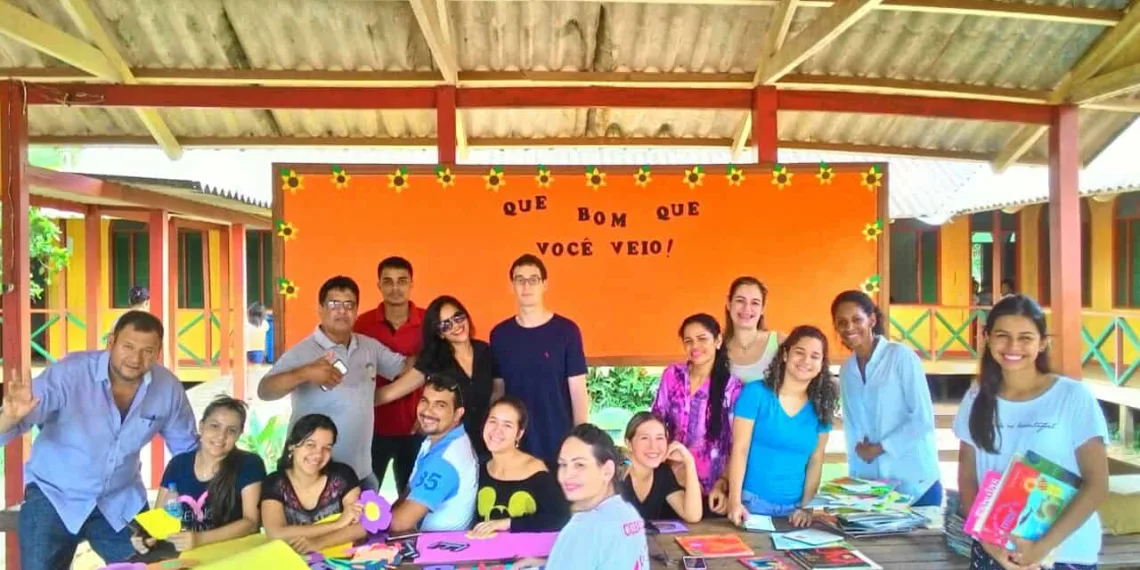 Voluntários revitalizam biblioteca de escola da zona rural