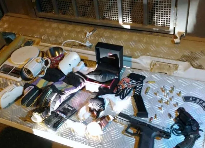 Durante a madrugada, PM recupera veículos e apreende três armas no Estado