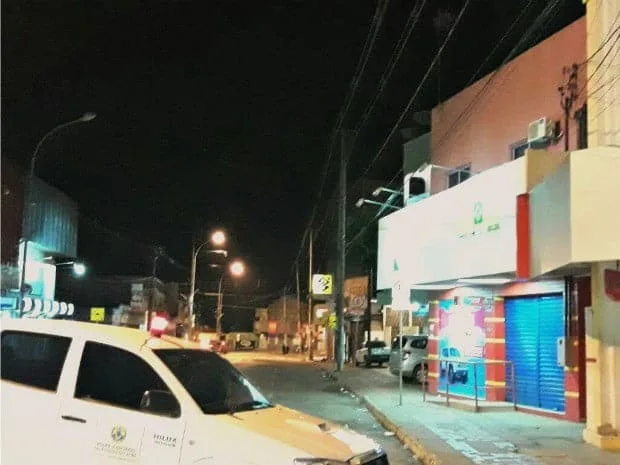 Bandidos explodem caixas eletrônicos de agência bancária na véspera de Natal