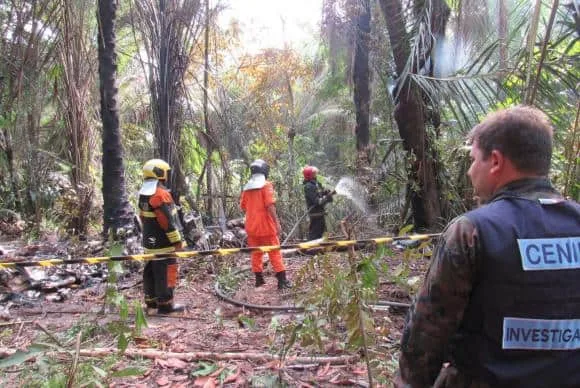Seis pessoas morrem em queda de avião em Manaus