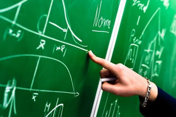 Após escrever ‘mau-caráter’ em prova de aluno, professor deve ser devolvido à SEE