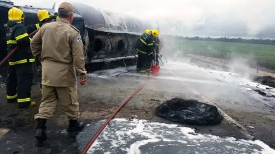 Carreta que transportava combustível explode na BR-364 e motorista morre queimado
