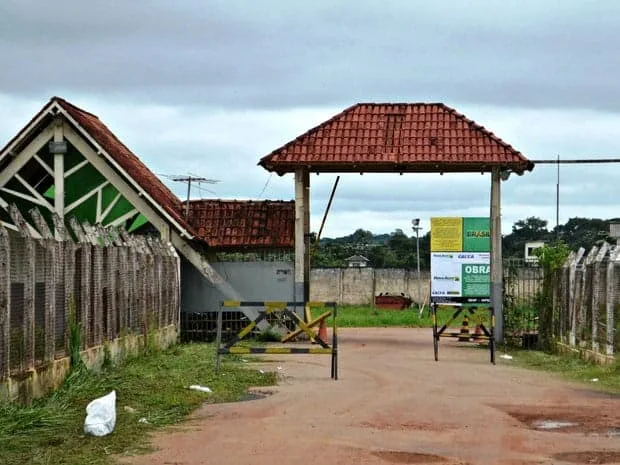 Presos quebraram parede da área do banho de sol para fugir da penitenciária, explica governo em nota