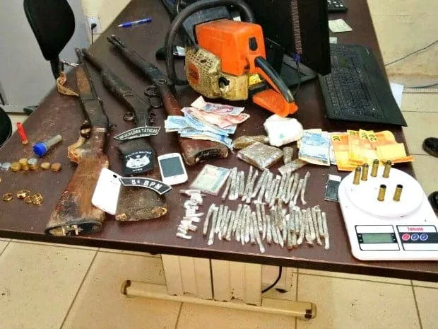 Após denúncia anônima, PM prende cinco pessoas e apreende armas e drogas