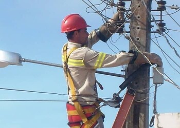 Cerca de 60 ruas devem ficar sem energia nos próximos dias, alerta Eletrobras/AC