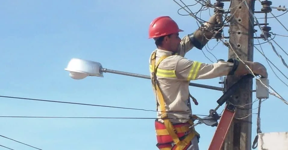Cerca de 60 ruas devem ficar sem energia nos próximos dias, alerta Eletrobras/AC