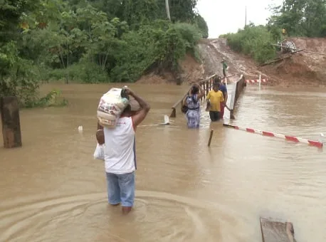 Passarela construída após queda de ponte fica submersa no ramal do Panorama