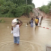 Passarela construída após queda de ponte fica submersa no ramal do Panorama