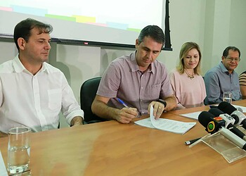 Prefeitura anuncia concurso com 300 vagas e convoca 1.043 aprovados para a Educação