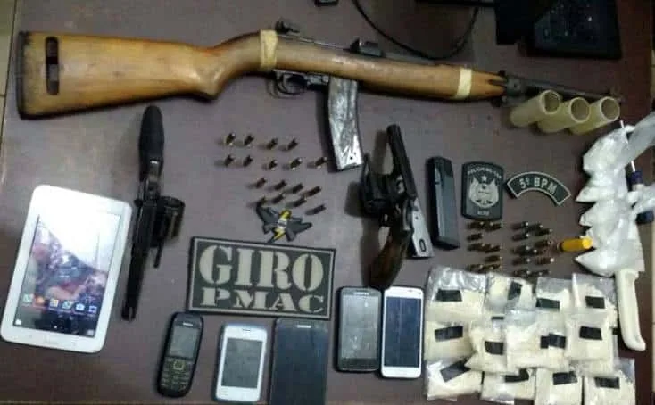 Após acompanhamento, PM frustra roubo e apreende drogas e armas de fogo no bairro Defesa Civil