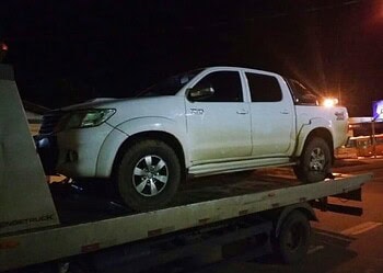 Família é rendida dentro de casa e tem veículo levado com refém