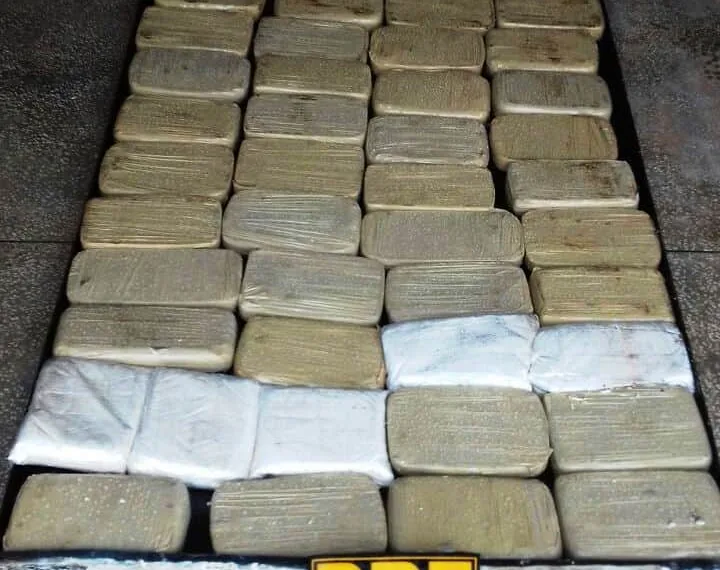 PRF encontra mais 45 kg de cocaína em fundo falso de caminhonete em Xapuri