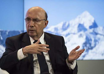 Brasil vive momento favorável com queda da inflação, diz Meirelles
