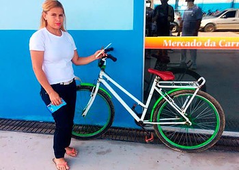 “Peguei a bicicleta e fui bater neles”, diz mulher que reagiu a assalto e ficou com bicicleta de bandidos