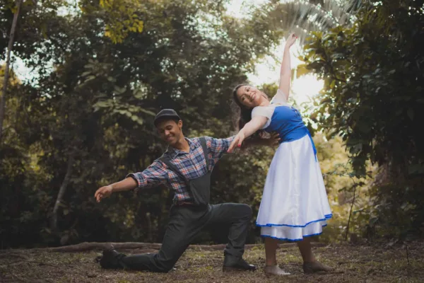 Espetáculo reconta história de João e Maria com humor e dança