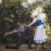Espetáculo reconta história de João e Maria com humor e dança