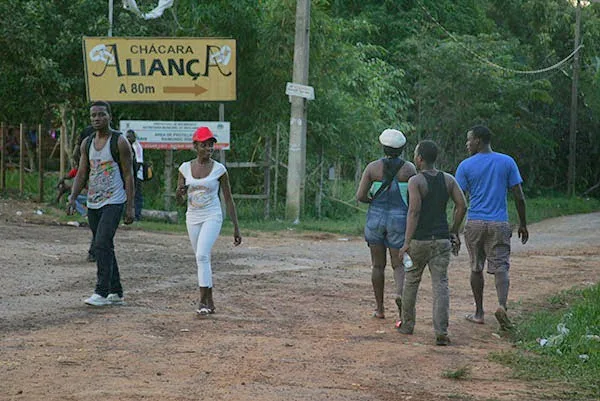 Senegalês cria ‘república’ para ajudar imigrantes que entram no Brasil pelo Acre