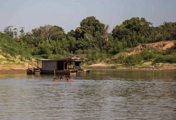 Rio Acre continua subindo e prefeitura começa construção de abrigos na Capital