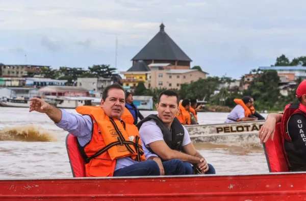 Tião Viana leva solidariedade a famílias atingidas pela cheia em Cruzeiro