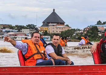 Tião Viana leva solidariedade a famílias atingidas pela cheia em Cruzeiro