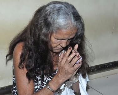 Idosa é presa em flagrante, acusada de vender drogas em casa