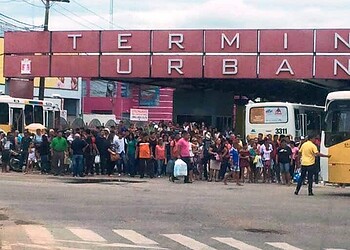 Manifestações dos cobrados e motoristas interditam rua e Terminal Urbano é fechado em ato contra o aumento da tarifa