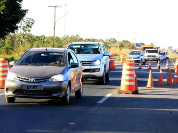 Projeto revoga lei que obriga uso de farol baixo durante o dia nas rodovias