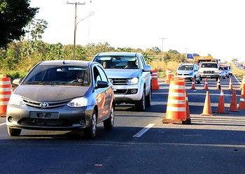 Projeto revoga lei que obriga uso de farol baixo durante o dia nas rodovias