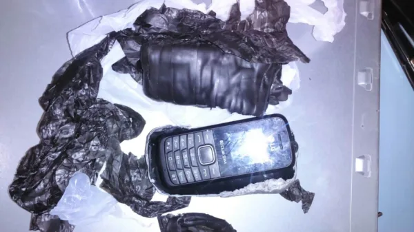 Agentes penitenciários evitam a entrada de celulares e outros objetos em presídio
