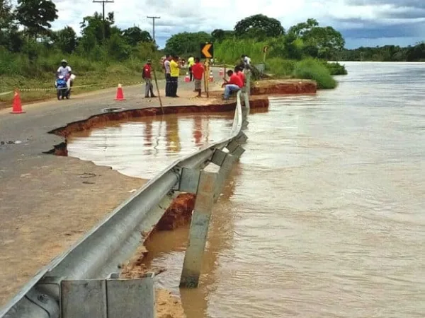 Cheia do Rio Juruá abre cratera e ameaça isolar cidades do interior