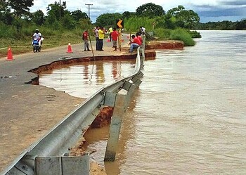 Cheia do Rio Juruá abre cratera e ameaça isolar cidades do interior