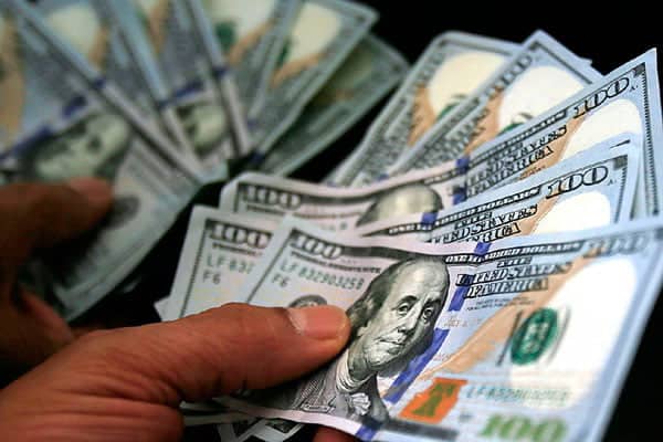 Dólar fecha abaixo de R$ 3,10, menor cotação em 19 meses
