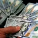 Dólar fecha abaixo de R$ 3,10, menor cotação em 19 meses