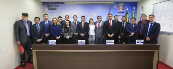 Vereadores discutem em sessão solene na Câmara Municipal de Rio Branco