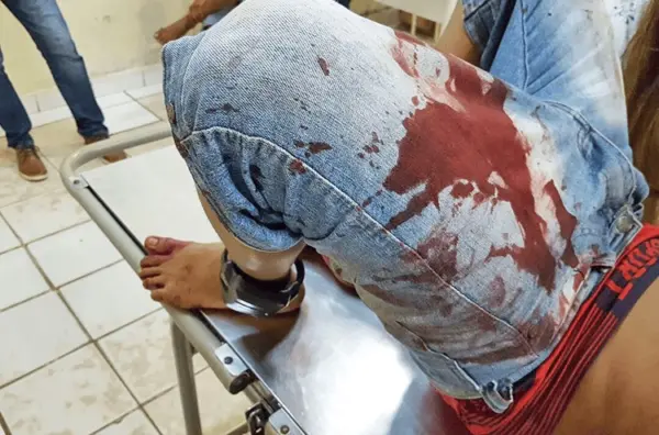 Quadrilhas rivais trocam tiros e duas pessoas saem feridas do confronto