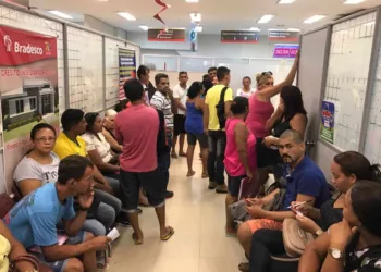 Atualmente, o tempo limite de espera nos bancos é de 30 min em dias normais