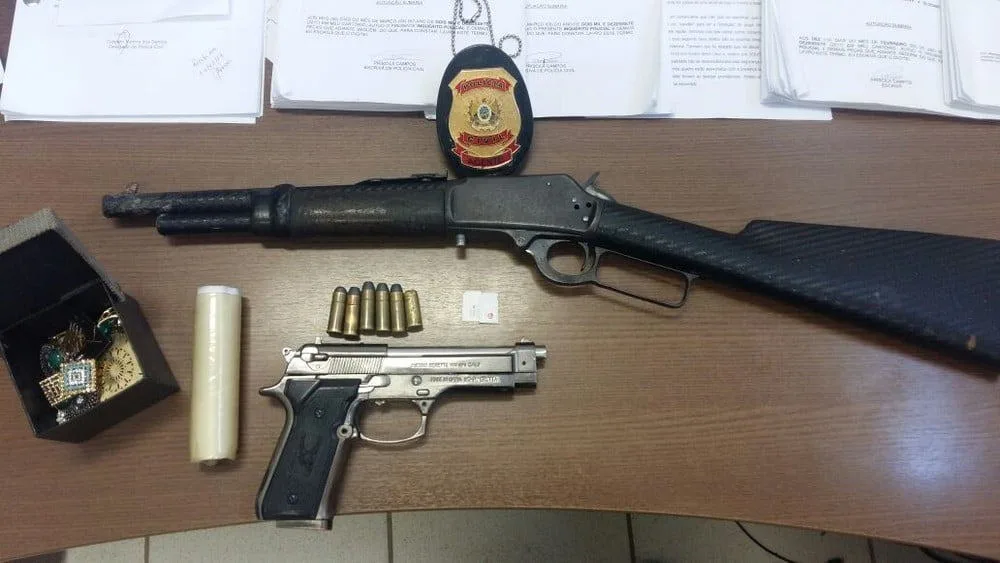 Suspeito de homicídio é preso com rifle e munições