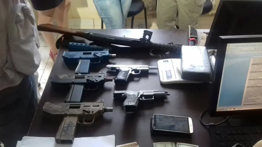 Grupo é preso com metralhadoras, fuzil e drogas no Bairro do Bosque