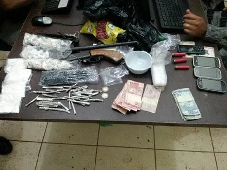 Bando é preso pela Polícia Militar com arma de fogo e drogas na Baixada da Habitasa
