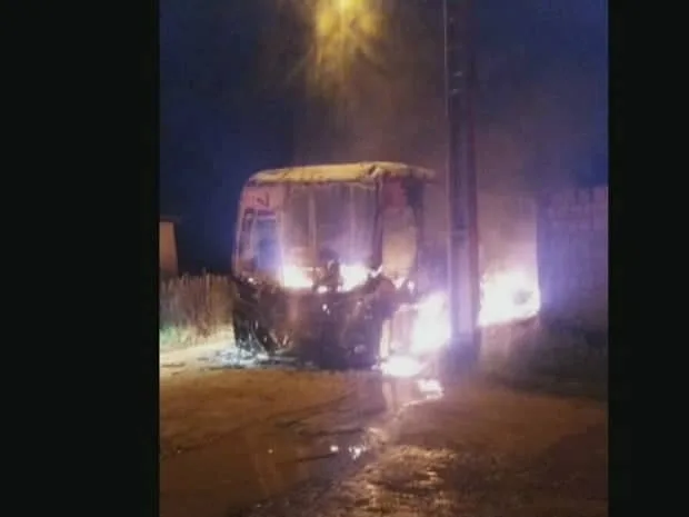 Ônibus é incendiado e polícia não descarta ataque criminoso