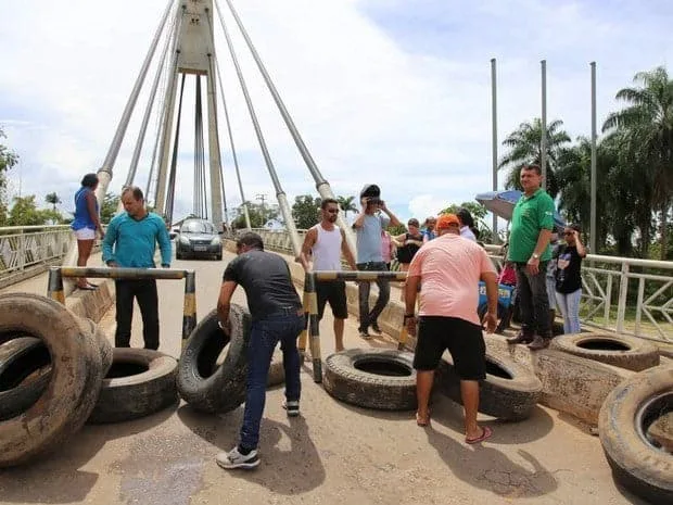Família de acreano preso pela polícia boliviana volta a fechar pontes que ligam Acre à Bolívia