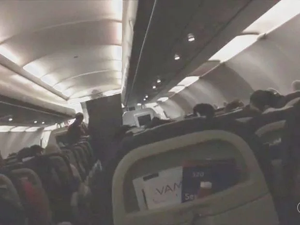 Homem surta durante voo e tenta abrir porta de avião com destino a Rio Branco
