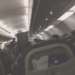 Homem surta durante voo e tenta abrir porta de avião com destino a Rio Branco